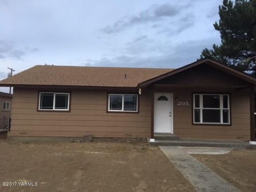 205 6th Ave, Mabton, WA 98935