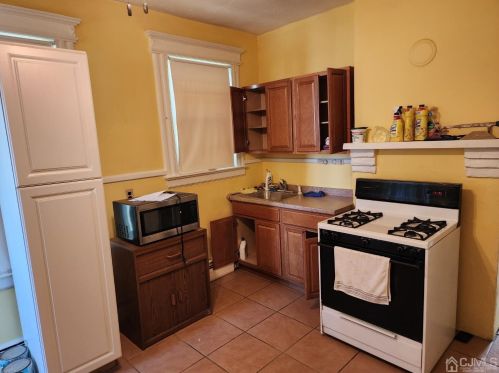 577 9th St, Newark, NJ 07107-1907