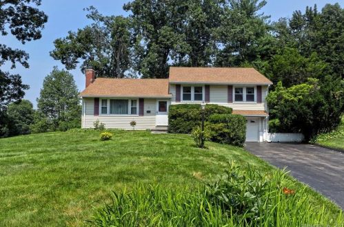 32 Reynolds Dr, Wallingford, CT 06492-3958