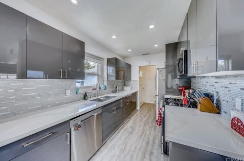 1111 Beacon Ave, Anaheim CA  92802-1811 exterior