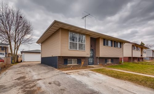 2513 Kennedy Dr, North Chicago, IL 60064-1664
