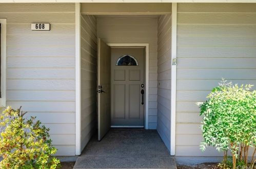 608 Magill Ave, Fresno, CA 93704-1012
