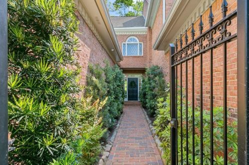 13 Gaberonne Ct, Atlanta, GA 30324-3136