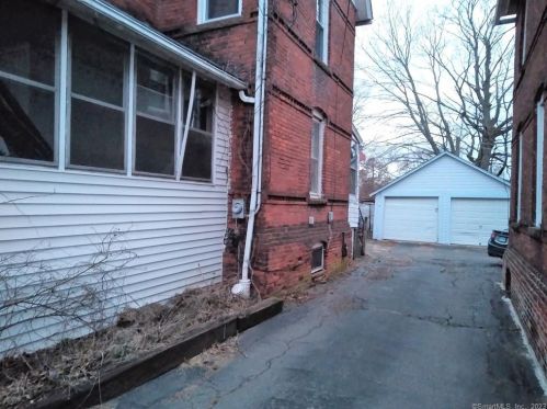 8 Longworth Ave, Middletown, CT 06457-2816