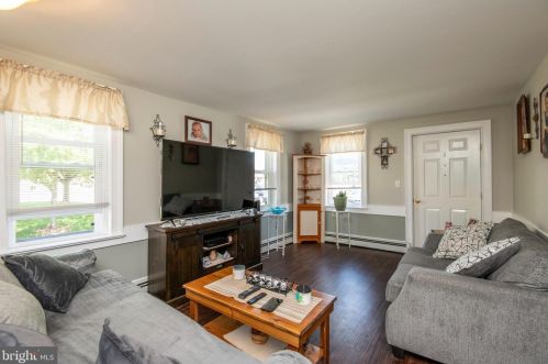 208 2nd St, New Schaefferstown, PA 19506-9304