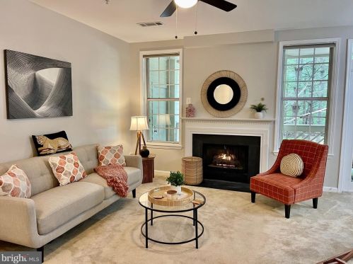 1377 Garden Wall Cir, Herndon, VA 20194-1983