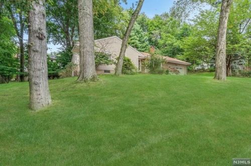 261 Parsells Ln, Closter, NJ 07624-2932