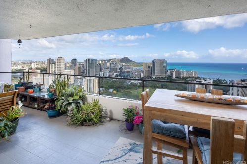 1910 Ala Moana Blvd, Honolulu HI  96815-1814 exterior