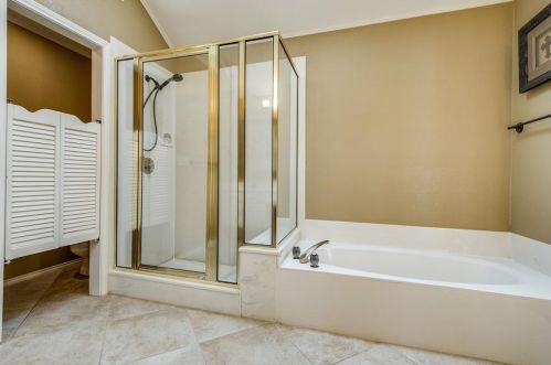 2321 Highland Hts Ln, Carrollton TX 75007-2033 exterior