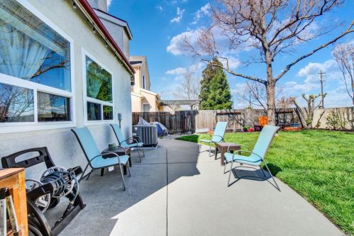 831 Chateau Cir, Vacaville CA  95687-7432 exterior