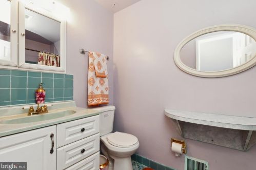 9504 Lawnsberry Ter, Silver Spring MD 20901-4714 exterior