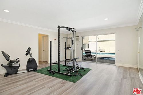 7035 Woodley Ave, Van Nuys CA  91406-3948 exterior