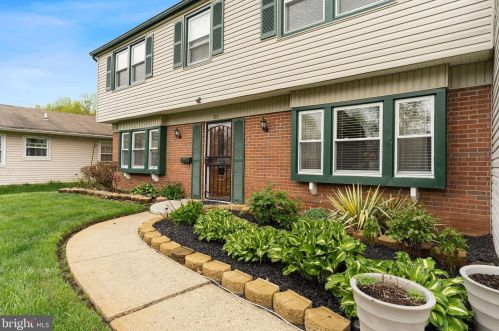 13 Northampton Dr, Willingboro, NJ 08046-1324