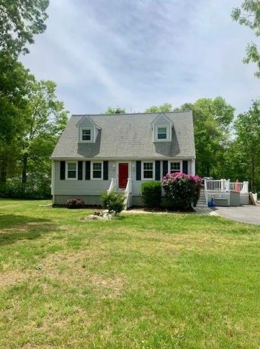 55 Glendale Ave, Tiverton, RI 02878-2553