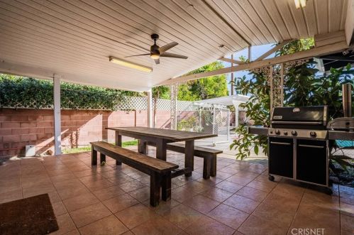 8010 Crosnoe Ave, Van Nuys CA  91402-5529 exterior