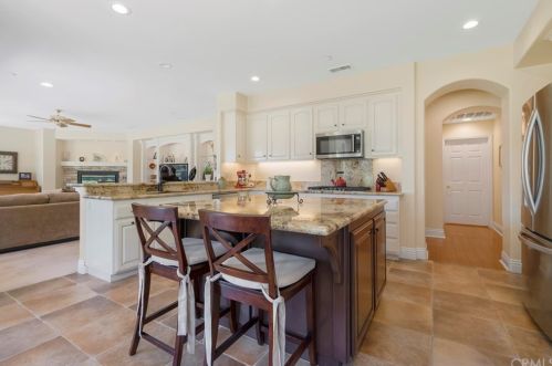 7470 Chateau Rdg Ln, Riverside CA  92506-7542 exterior