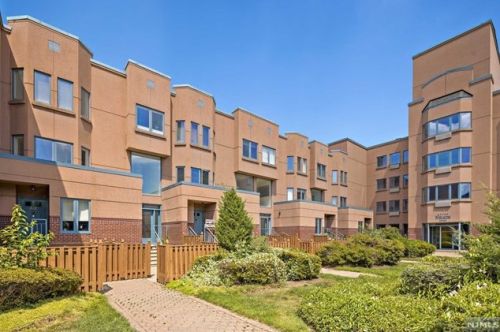 311 Nelson Ct, Edgewater NJ  07020-1618 exterior