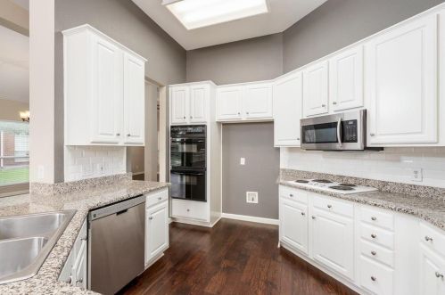 2536 Timberleaf Dr, Carrollton TX  75006-2040 exterior