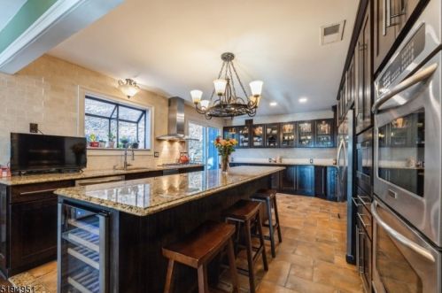 15 Bailey Hollow Rd, Morristown, NJ 07960-6204