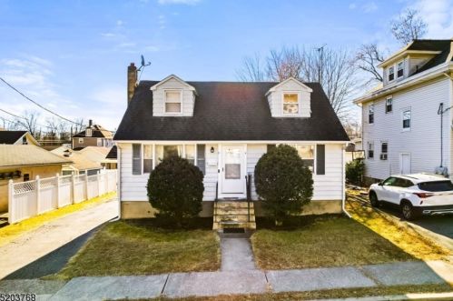 4 Catherine St, Bloomingdale, NJ 07403-1123