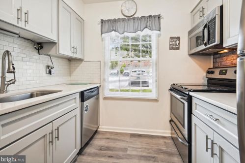8410 Penshurst Dr, Springfield, VA 22152-1137
