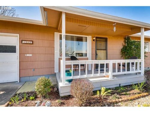 1909 Thompson Rd, Woodburn, OR 97071-2434