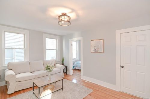 194 School St, Putnam, CT 06260-1614