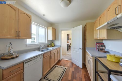 285 Stoakes Ave, San Leandro CA 94577-1735 exterior