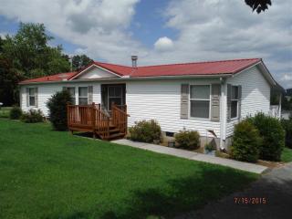 301 Deer Trail Dr, Dandridge, TN 37725-4260