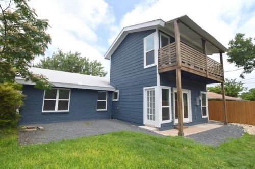 7513 Carriage Dr, Austin TX  78752-1401 exterior