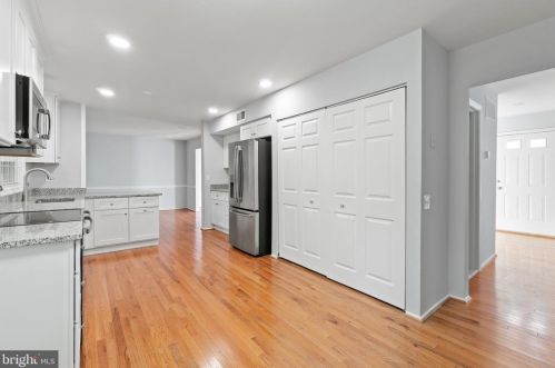 5835 Oakland Park Dr, Springfield VA  22015-2438 exterior