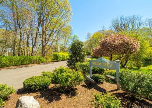 19 Wilton Crst, Wilton CT  06897-4050 exterior