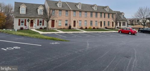 112 Weatherburn Dr, York, PA 17402-7772