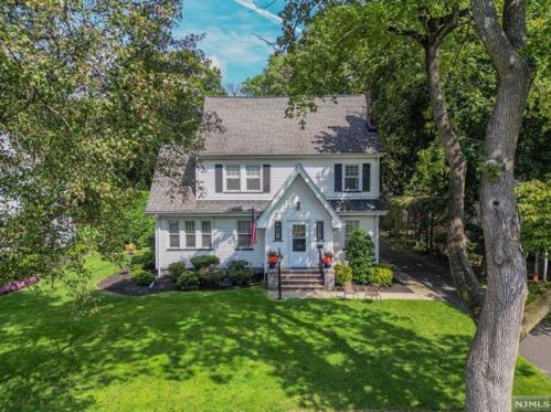 16 Cumberland Rd, Ridgewood, NJ 07452-2604