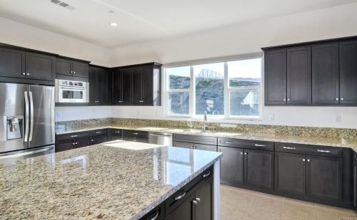 1833 Sugarbush Dr, Vista CA 92084 exterior