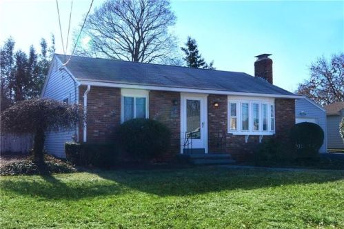 44 Commodore Ave, Warwick, RI 02888-5016