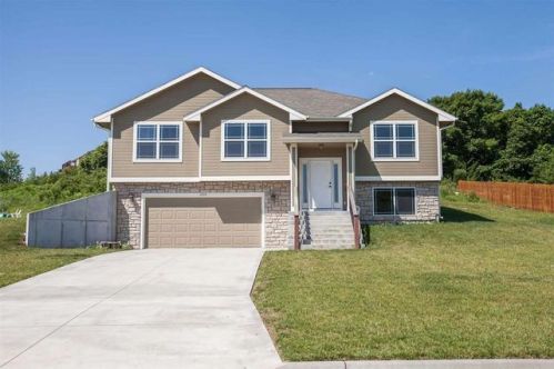 209 Starlight Ln, Manhattan, KS 66503-3157