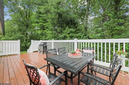 16 Knollwood Dr, Town Center NJ  07052-2406 exterior