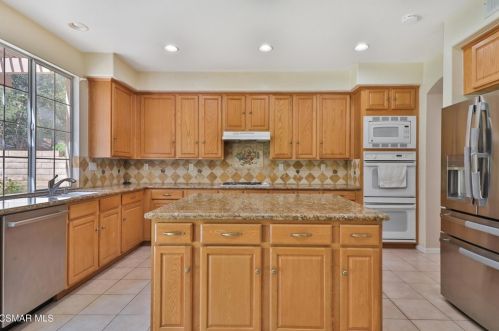 735 Eisenhower Way, Simi Valley CA 93065-8361 exterior