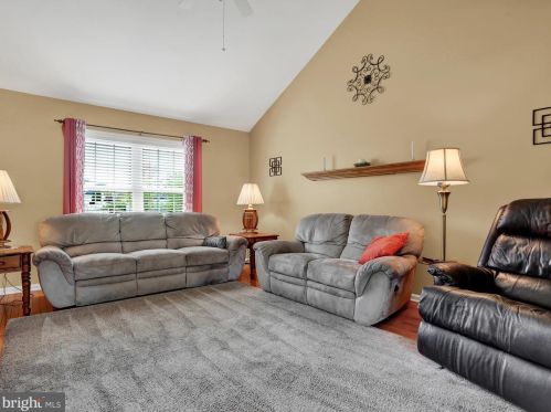 6 Meade Dr, Carlisle PA  17013-8124 exterior