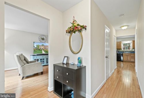 166 Meadows Ln, Leesburg, VA 20176-4445