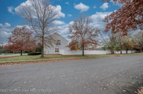 140 Plumstead Dr, East Freehold NJ  07728-9513 exterior