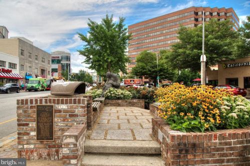 2016 Adams St, Arlington VA  22201-3748 exterior