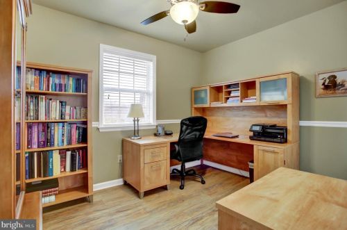 16 Mill Pond Dr, Lancaster PA  17603-7411 exterior