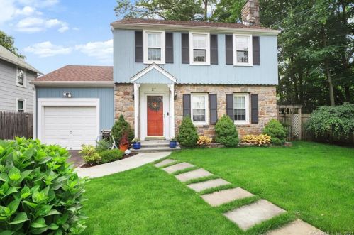 27 Amundsen St, Norwalk, CT 06855-2202