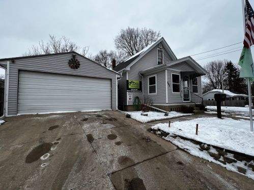 903 Oak Ct, Nelson, IL 61021-2823