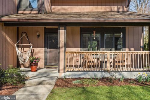 406 Queens Row St, Herndon, VA 20170-3130