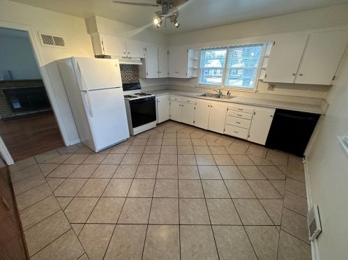 1829 Walnut St, Waukegan, IL 60087-4948
