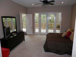 82 Sugarberry Cir, Houston TX  77024-7252 exterior