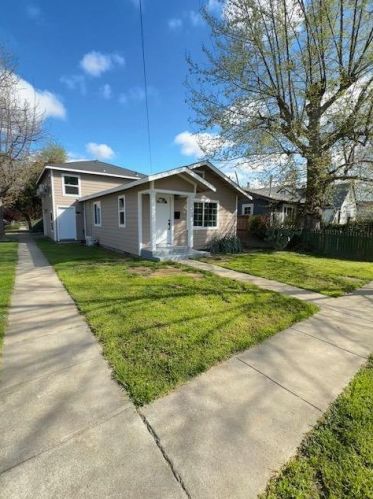 1484 Peach St, Gridley, CA 95948-2406